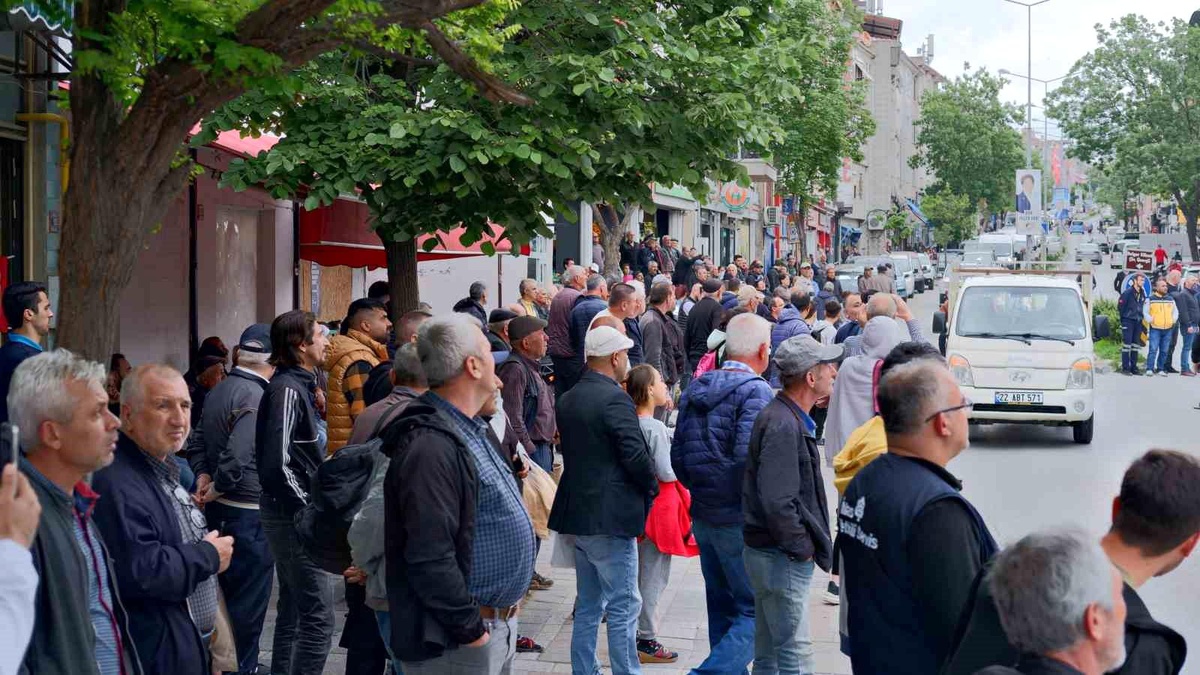 Edirnede bir binada çıkan yangın onlarca kişi tarafından film gibi izlendi