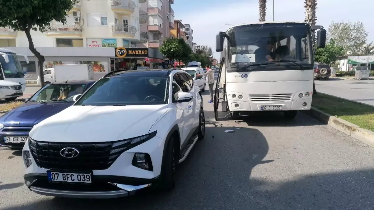 Antalya\'da Servis Otobüsü Kırmızı Işıkta Bekleyen Otomobile Çarptı