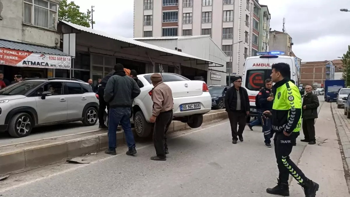 Samsun Bafra\'da Minibüs ve Otomobil Çarpıştı: 1 Yaralı