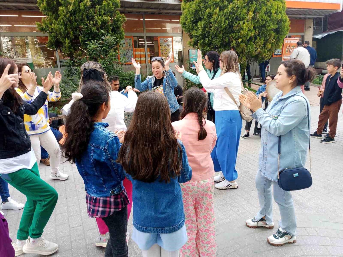 Turistler Sokak Müzisyenlerinin Önünde Dans Etti