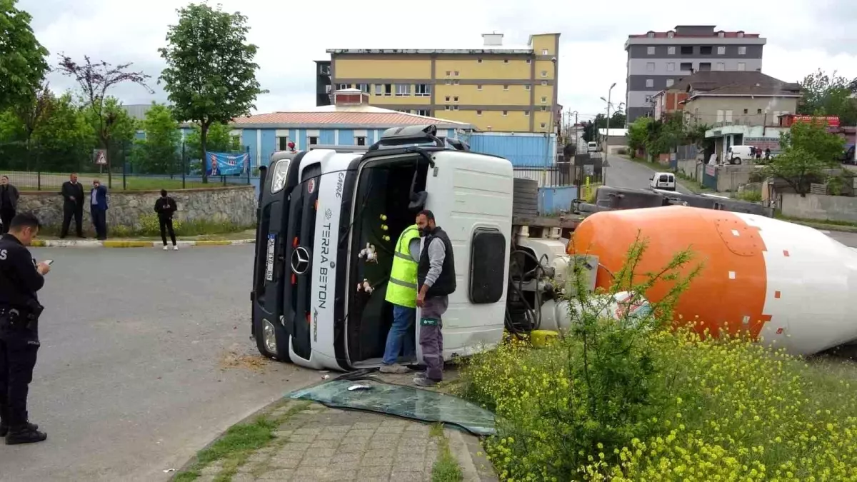 Sultanbeyli\'de Beton Mikseri Devrildi: Şoför Yaralandı