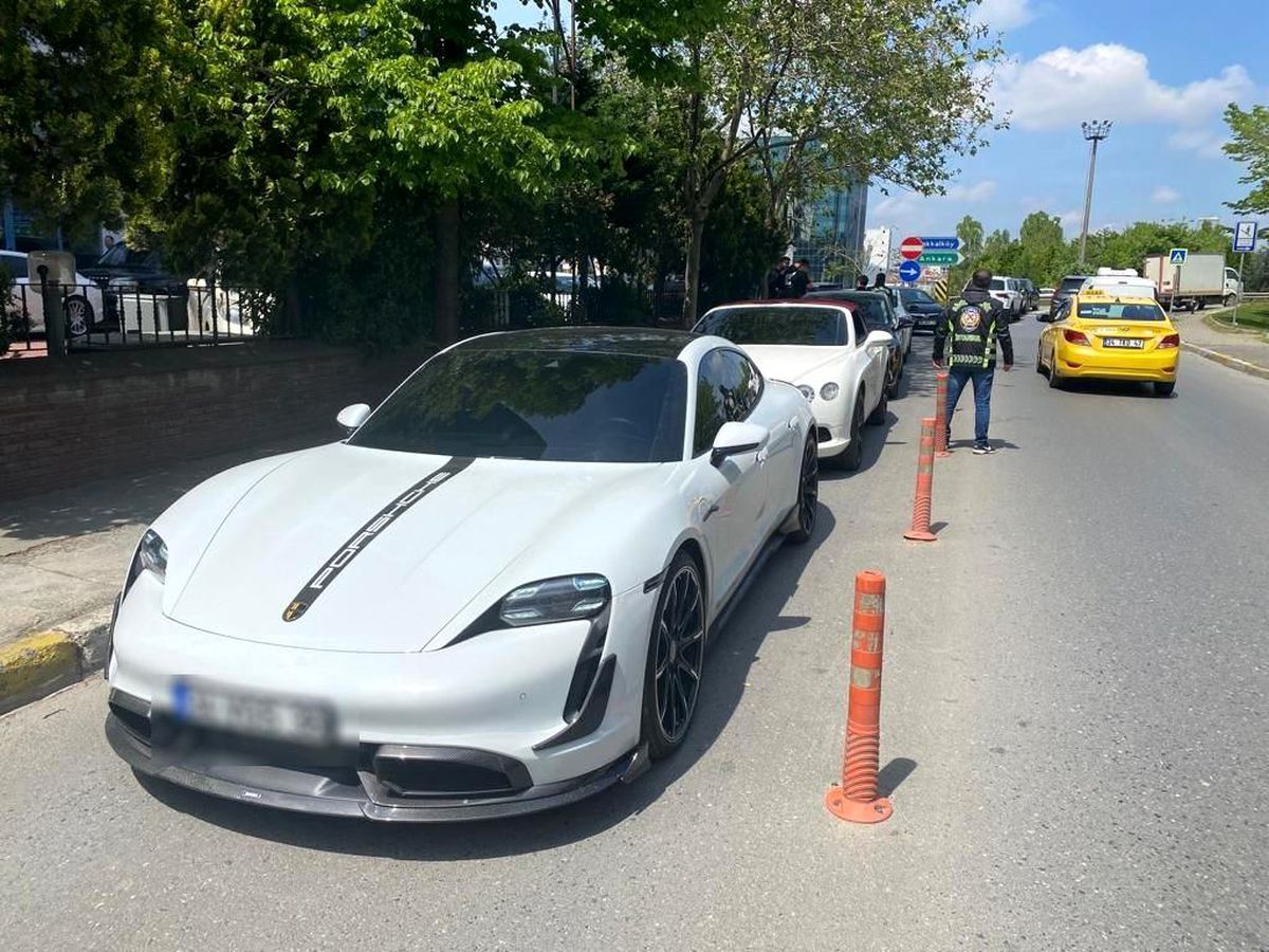 Ataşehir\'de Düğün Konvoyu Trafik Akışını Engelleyince Yakalandılar