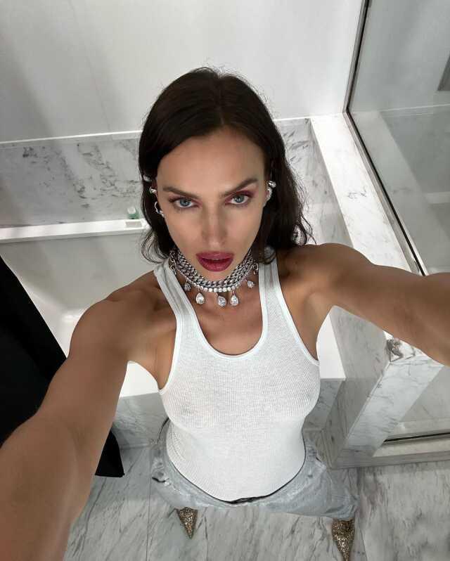 Ünlü model Irina Shayk, araba yarışlarını izlemeye tül etekle geldi