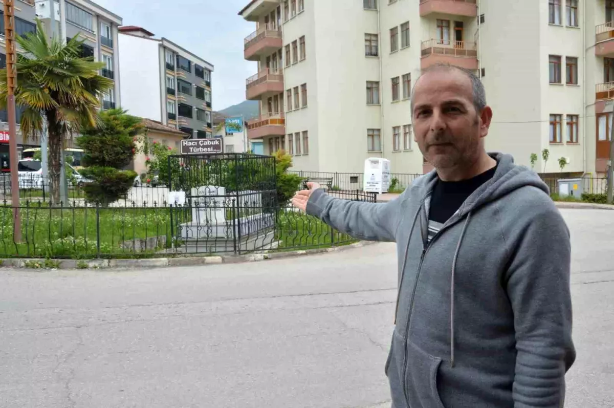 Tokatta 30 yıldır dört yolun birbirine bağlandığı kavşakta bulunan tek mezar