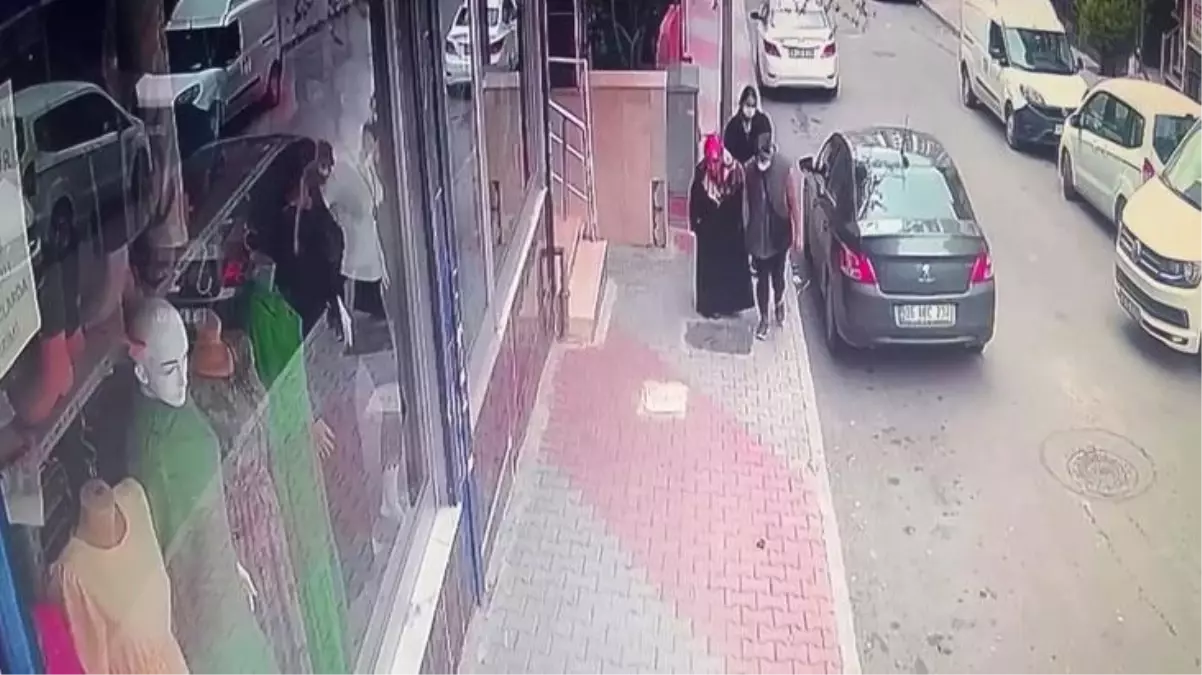 "Bereket için okuyacağız" diyerek evine girdikleri 63 yaşındaki kadının altınlarını çaldılar