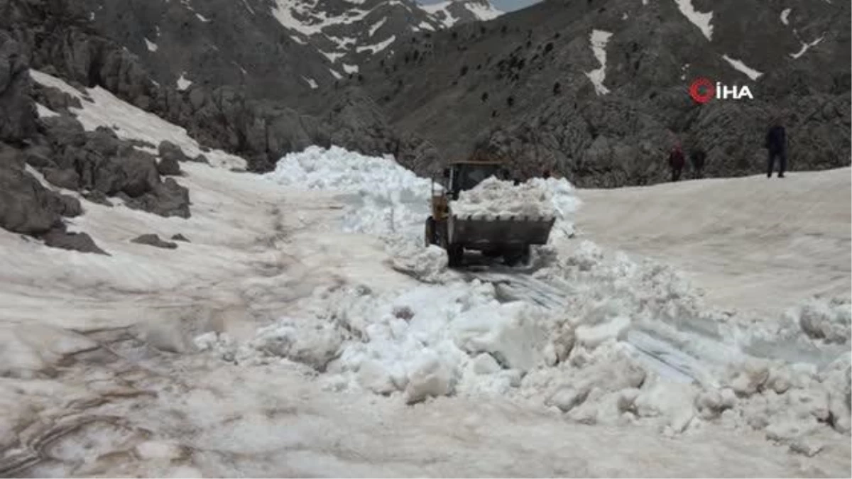 Antalyada karla mücadele: Göçerlerin yolunu ulaşıma açmak için çalışıyorlar