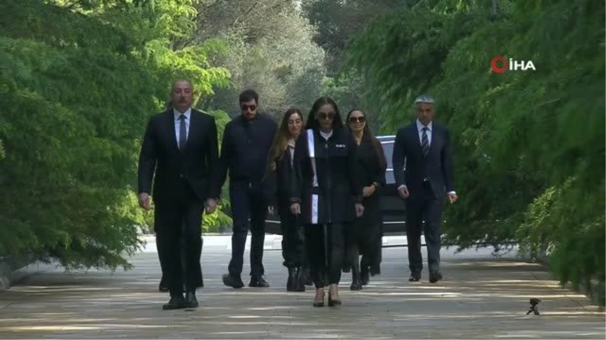 Azerbaycan Cumhurbaşkanı Haydar Aliyevi mezarı başında andı