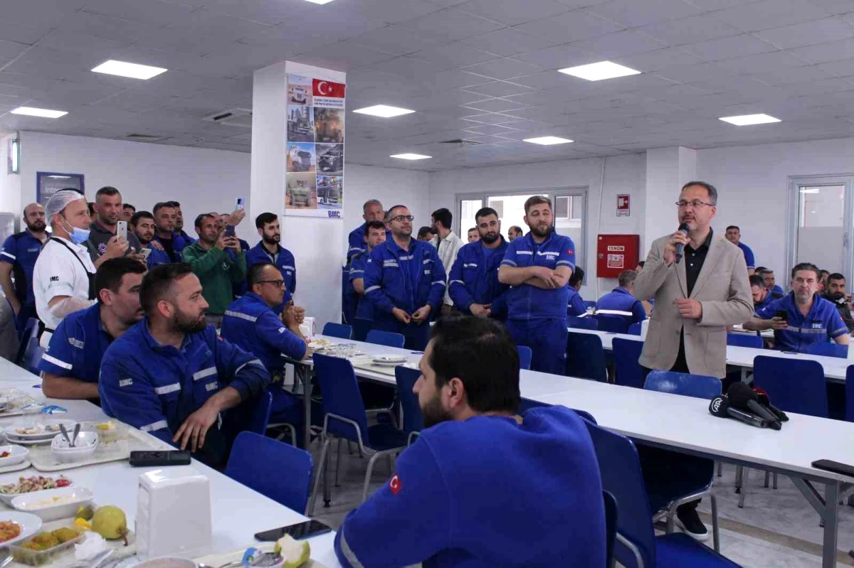 Gençlik ve Spor Bakanı Kasapoğlu, İzmir\'deki BMC Fabrikasını Ziyaret Etti