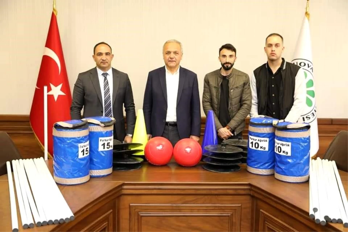 Suluova Belediye Başkanı Gençlerin Spor Malzemelerini Aldırdı
