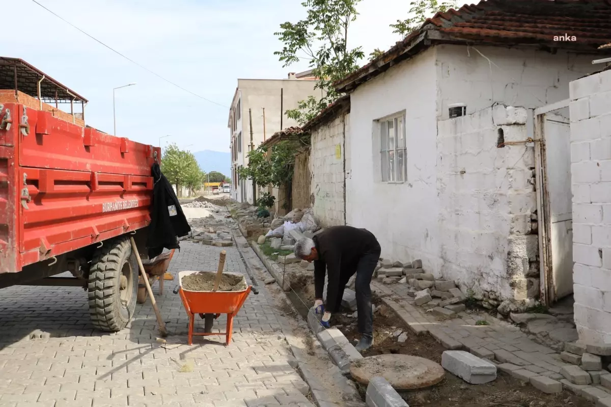 Burhaniye\'de yol yapım ve onarım çalışmaları devam ediyor