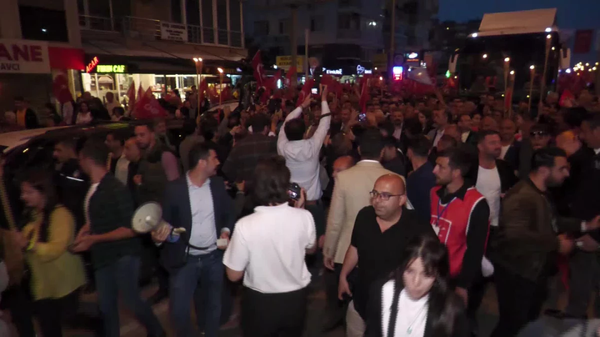 CHP İzmir İl Başkanlığı \'İktidara Yürüyoruz\' sloganıyla fener alayı düzenledi