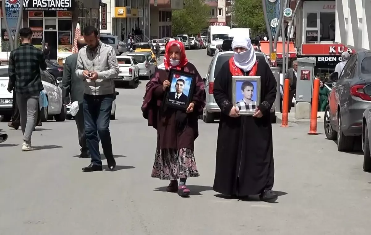 Muş\'ta HDP\'yi sorumlu tutan ailelerin evlat nöbeti devam ediyor