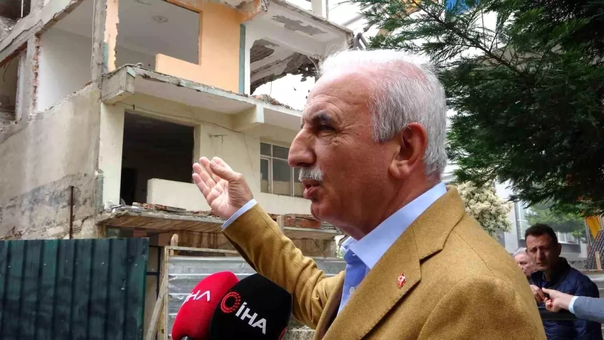 Ümraniye Belediyesi, riskli binaların yıkımına devam ediyor