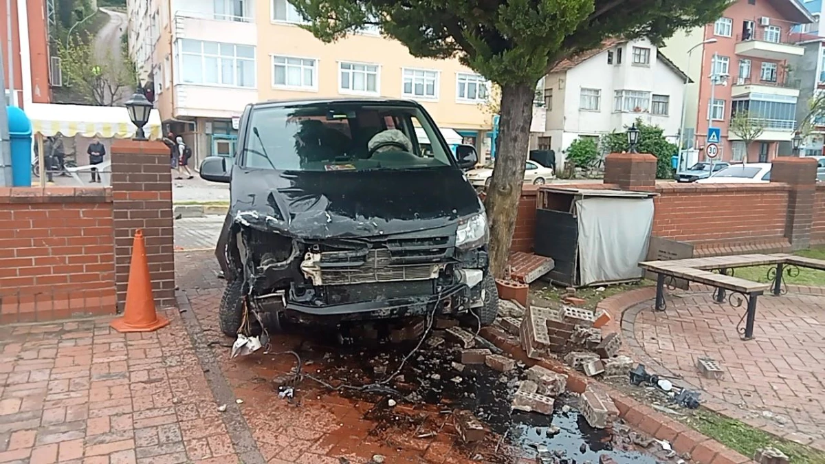 Kastamonu İnebolu\'da Freni Boşalan Minibüs Ticari Taksiye Çarptı: 2 Yaralı