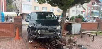 Freni Boşalan Minibüs Ticari Taksiye Çarptı: 2 Yaralı
