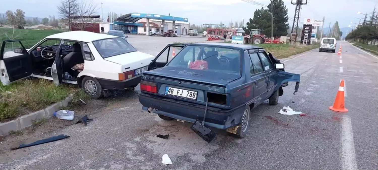 Afyonkarahisar\'da 2 Otomobil Çarpıştı: 3\'ü Çocuk 10 Kişi Yaralandı