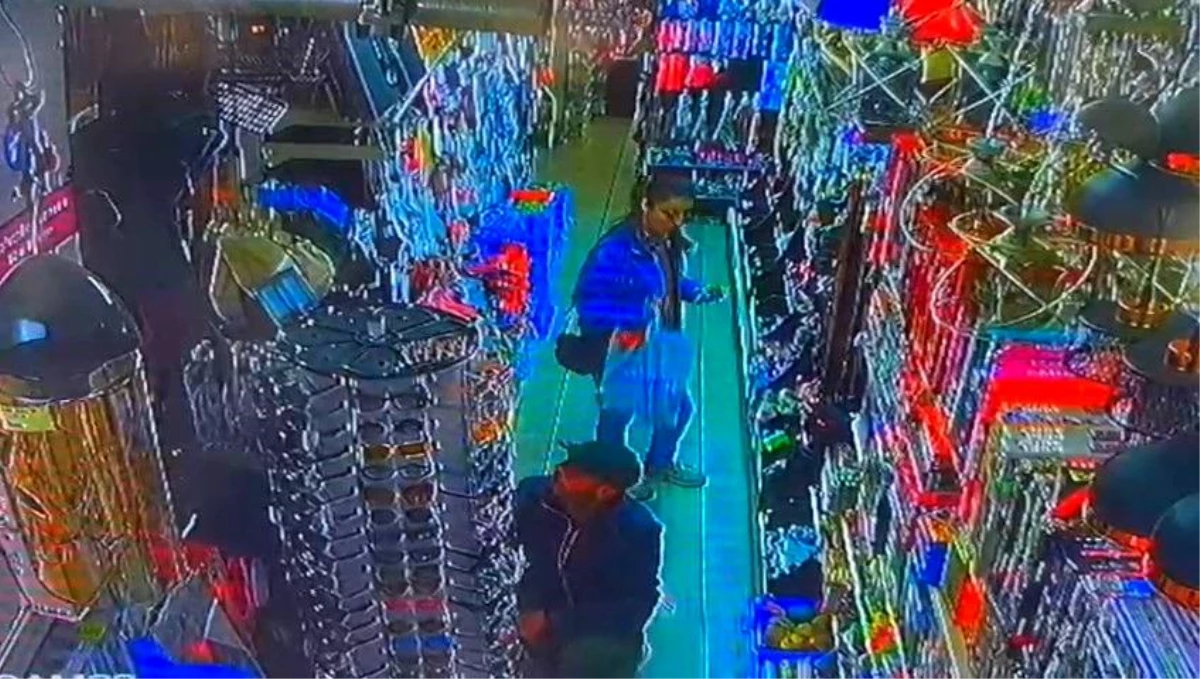Gebze\'de Müşteri Gibi Girdiği İş Yerinde Şapka Çalan Şahıs Güvenlik Kamerasına Yakalandı