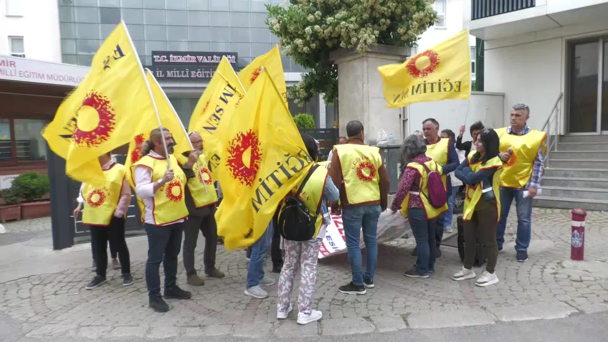 İzmir\'de Eğitimciler Eylem Yaptı... Eğitim-Sen: "Öğretmenlik Meslek Kanunu Üzerinden Ayrımcı ve Adaletsiz Uygulamalar Hayata Geçirilmiştir"