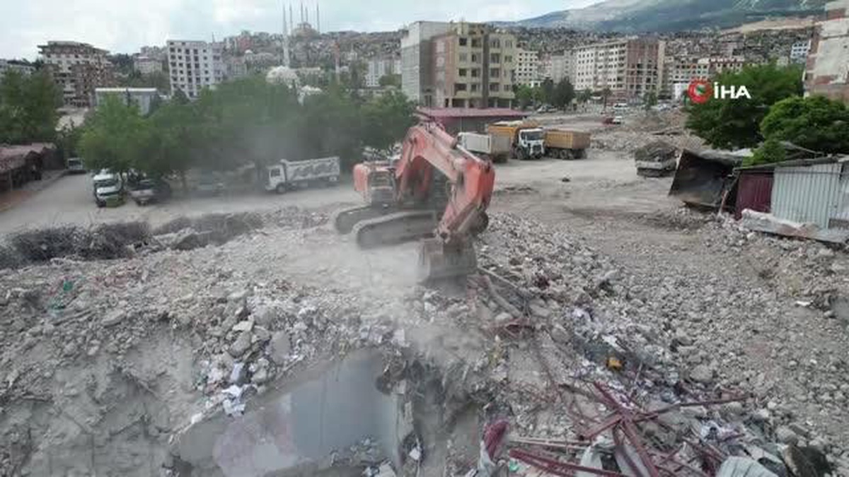 Kahramanmaraş\'ta Ağır Hasarlı Yapılar Yıkılıyor, Enkaz Kaldırma Çalışmaları Sürüyor
