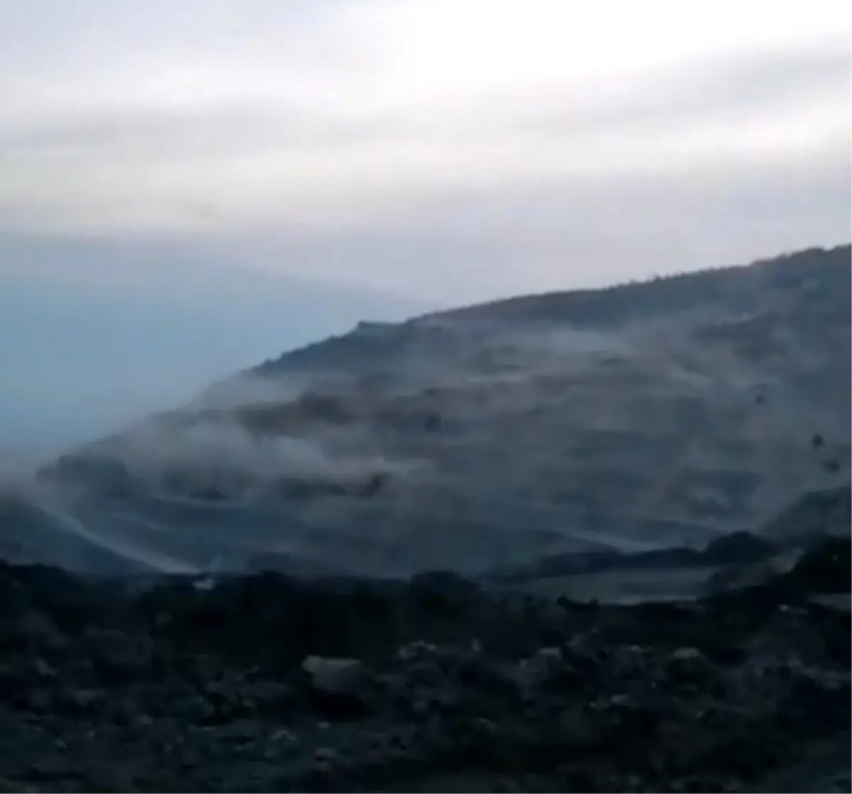 Manisa\'da yerüstü maden ocağındaki toprak kayması anı cep telefonu kamerasına yansıdı