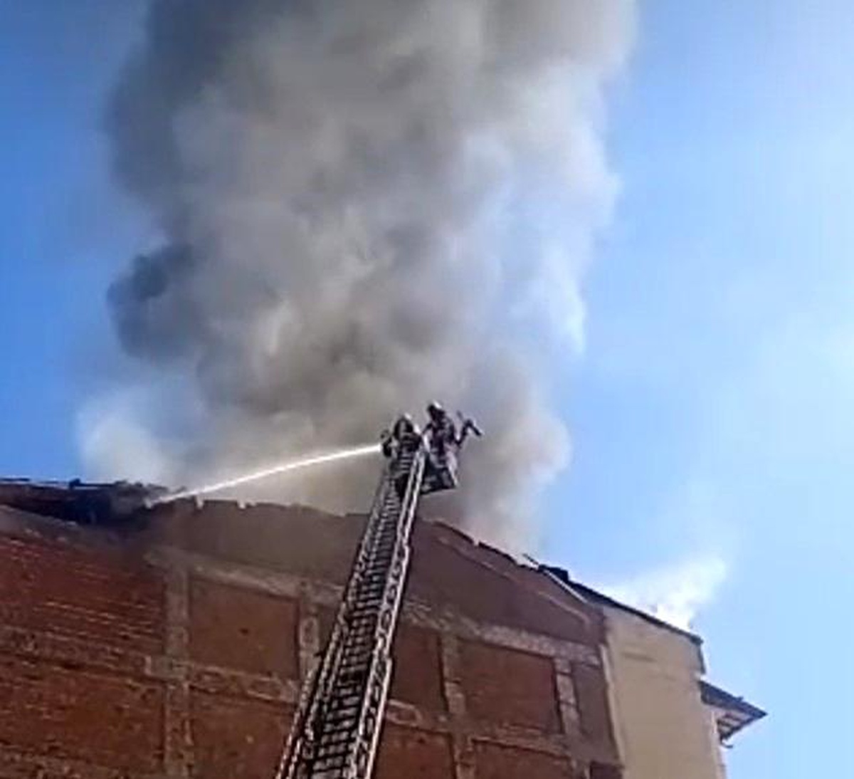 Malatya\'da Deprem Hasarı Olan Apartmanın Çatısında Yangın Çıktı