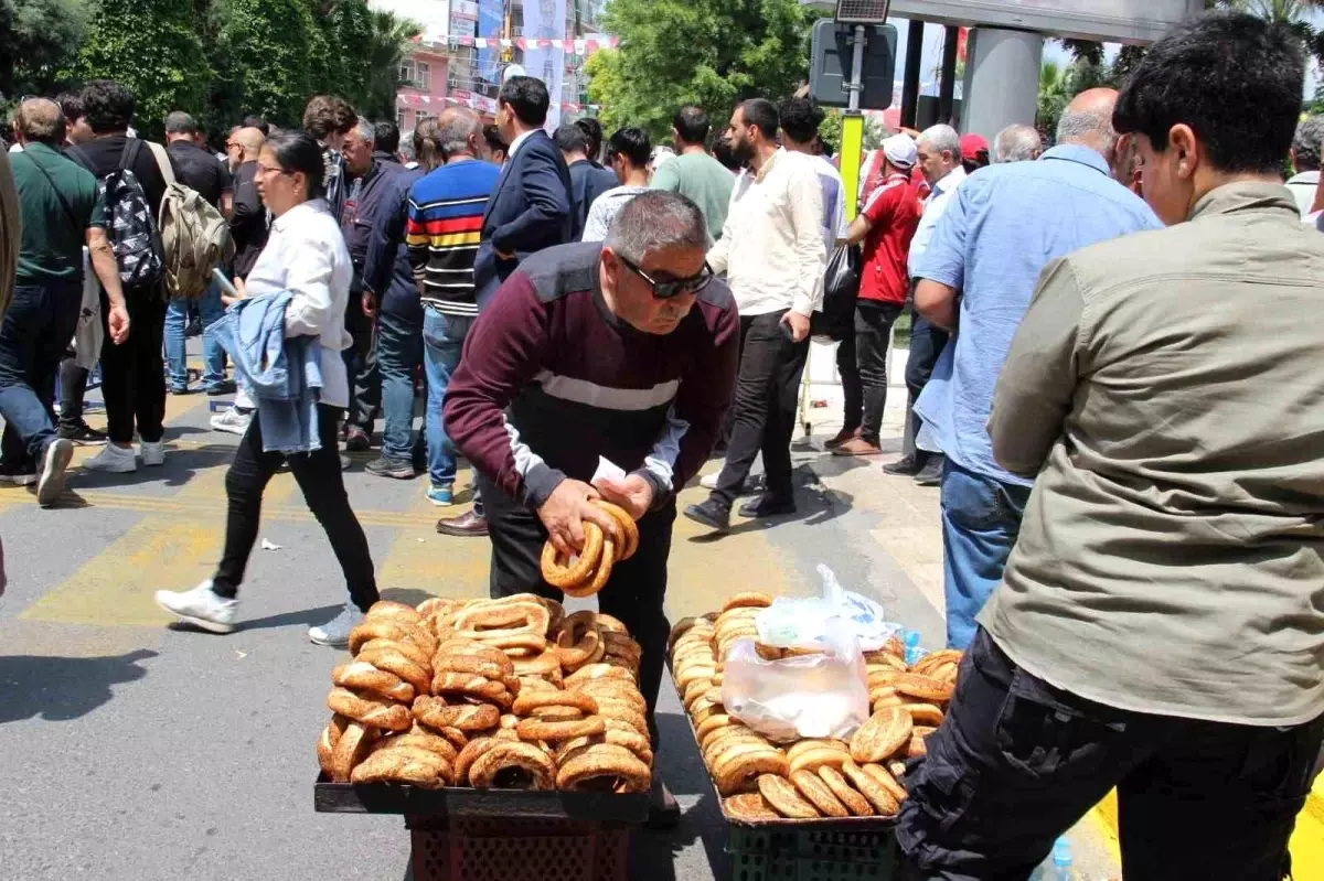 Aydın\'da Seçim Mitingleri Simitçileri Sevindirdi