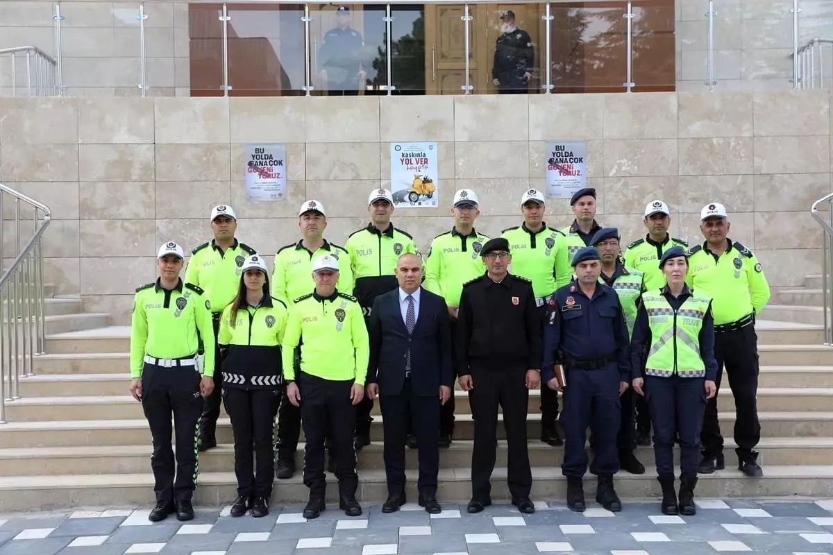 Niğde Valisi Karayolu Trafik Haftası\'nda motosiklet sürücülerine reflektörlü yelek dağıttı