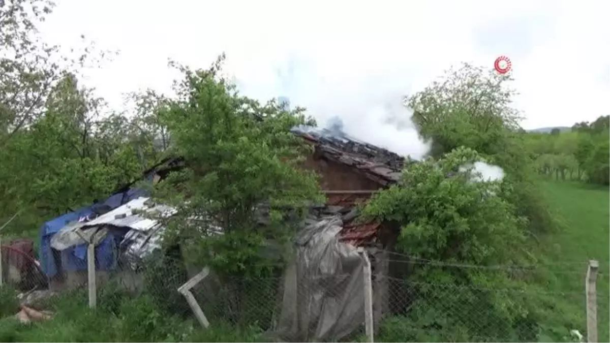 Tek katlı ahşap ev çıkan yangında kullanılamaz hale geldi