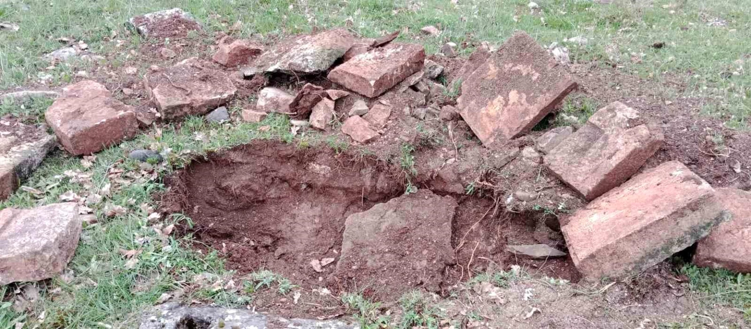 Tunceli\'de Tarihi Mezarlıkta Kazı Yapıldı, Jandarma Çalışma Başlattı