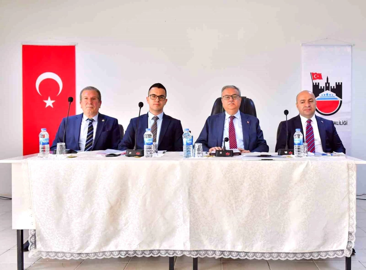 Diyarbakır Valisi Ali İhsan Su, Çüngüş ve Çermik\'te muhtarlarla toplantı düzenledi