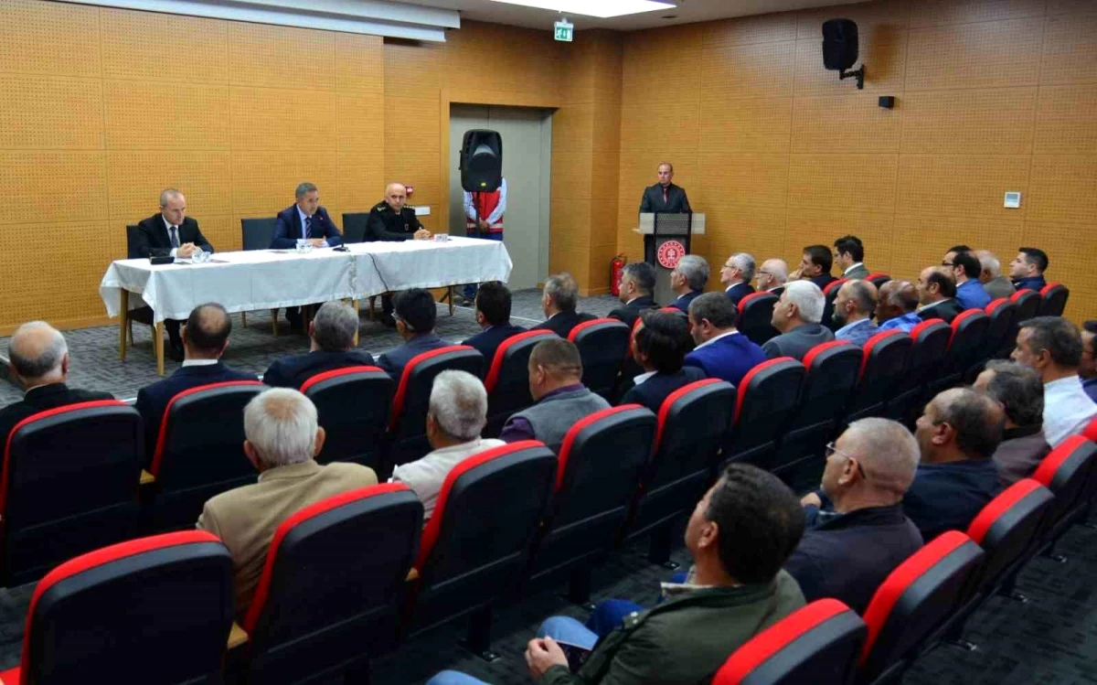 Kırşehir Valisi Muhtarlarla Toplantı Yaptı