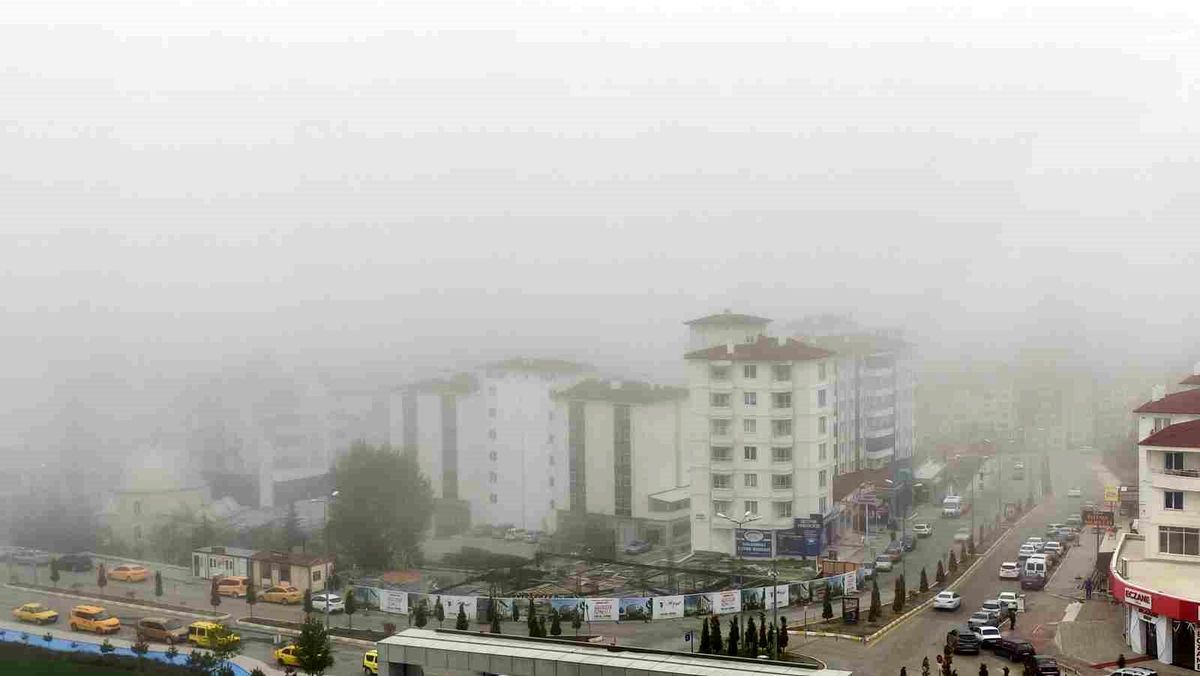Yozgat\'ta Yoğun Sis Görüş Mesafesini Düşürdü