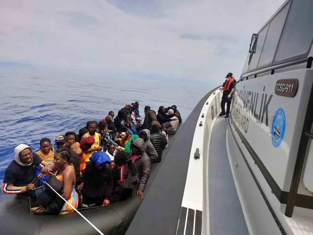 Yunanistan Sahil Güvenlik unsurları tarafından geri itilen 46 düzensiz göçmen kurtarıldı