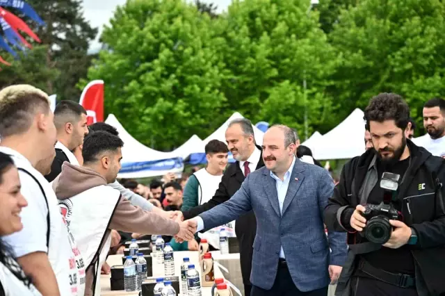 Bakan Varank'ın startını verdiği yarışmada 7 dakikada 7 pide yiyen vatandaş, 5 çeyrek altın kazandı