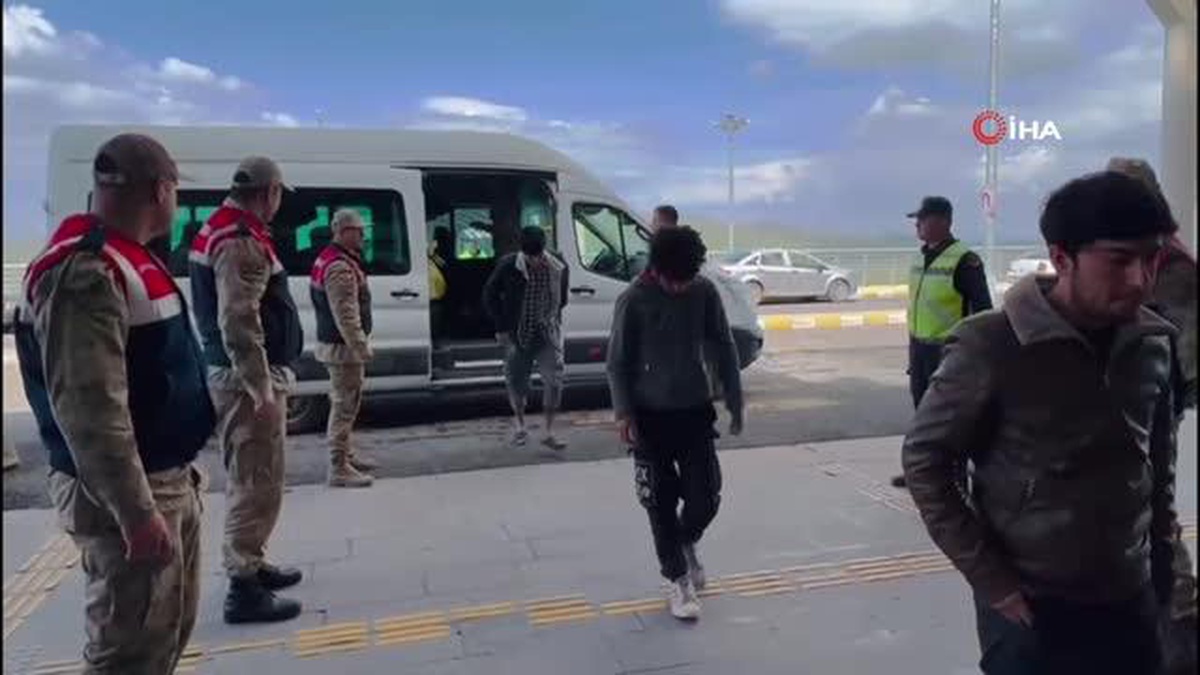 Ağrıda 227 Afgan göçmen sınır dışı edildi
