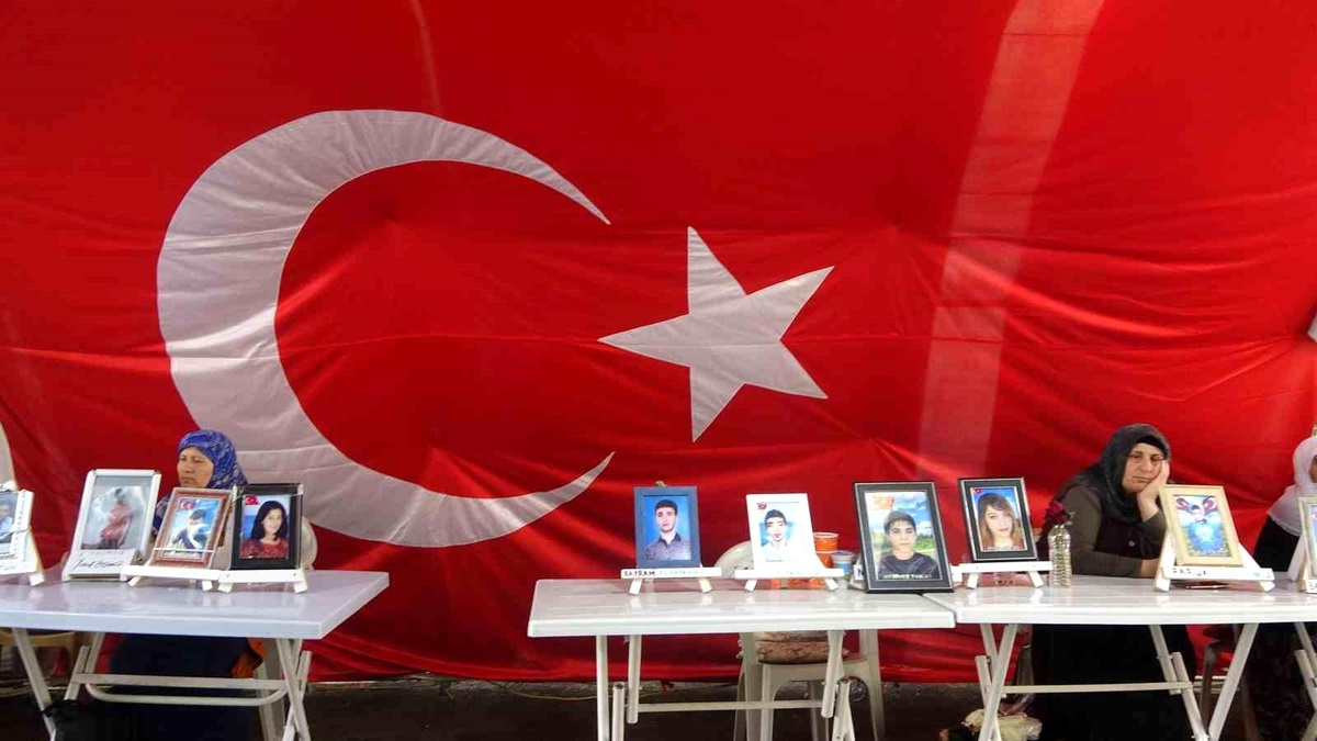 Ailelerin evlat nöbeti PKK iddiasıyla devam ediyor