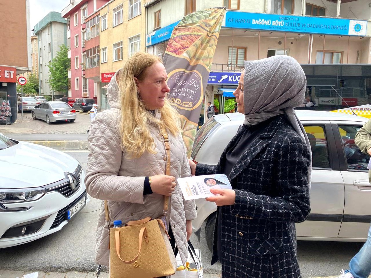 AK Parti İstanbul 1. Bölge Milletvekili Adayı Ebru Saraçoğlu Ümraniye\'de Esnafla Buluştu