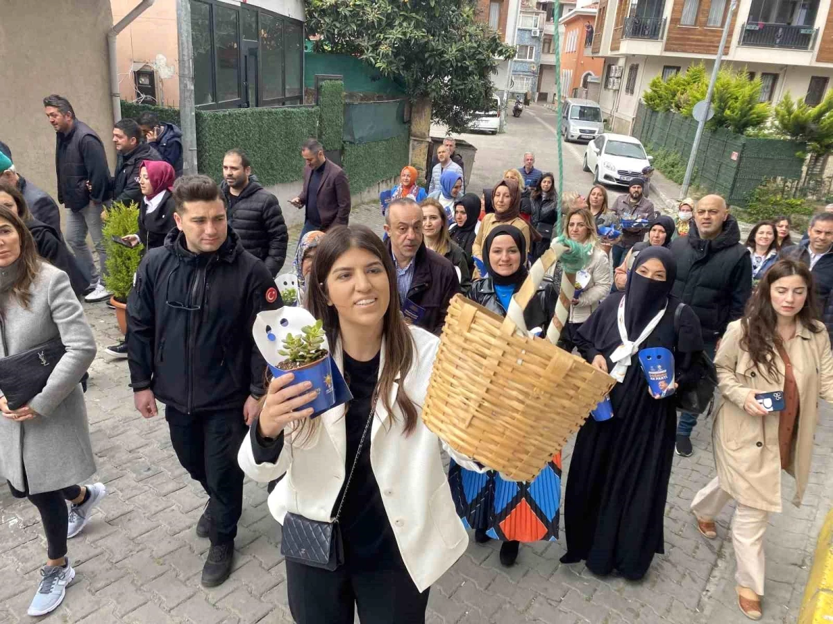 AK Parti İstanbul Milletvekili Adayı Derya Ayaydın Eyüpsultan\'da Sevgi Yürüyüşüne Katıldı