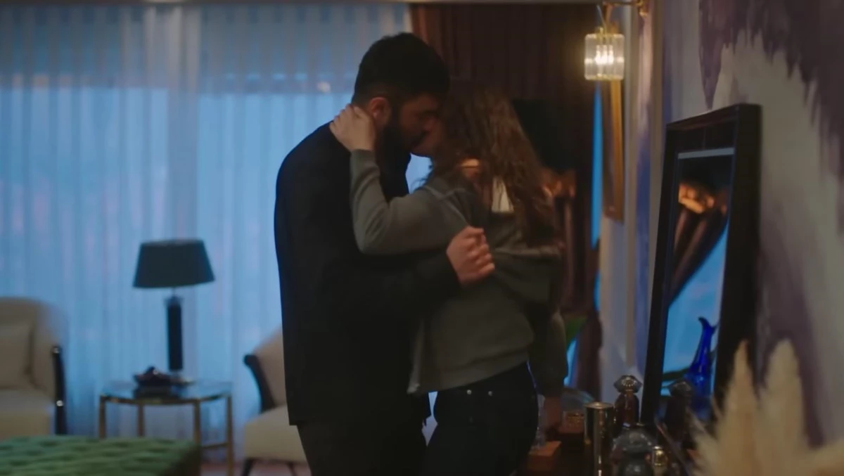 Yeni boşanan ve boşanmasıyla gündemden düşmeyen oyuncu Demet Özdemir\'in Adım Farah dizisindeki yatak sahnesi sosyal medyada 1.5 milyon izlendi