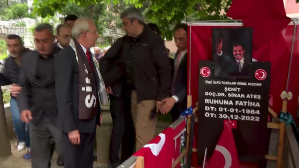 Kılıçdaroğlu, Eski Ülkü Ocakları Genel Başkanı Sinan Ateş\'in Mezarını Ziyaret Etti
