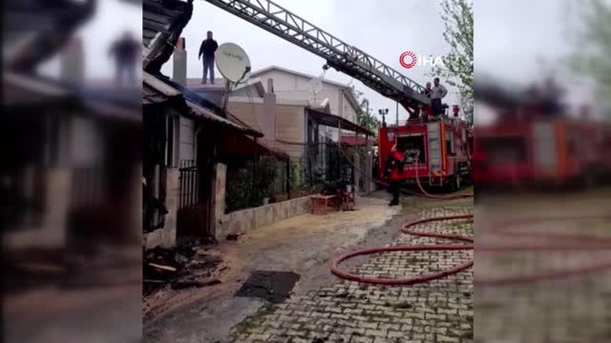 Tokatta Evde Başlayan Yangın Kapıdaki Aracı Eritti