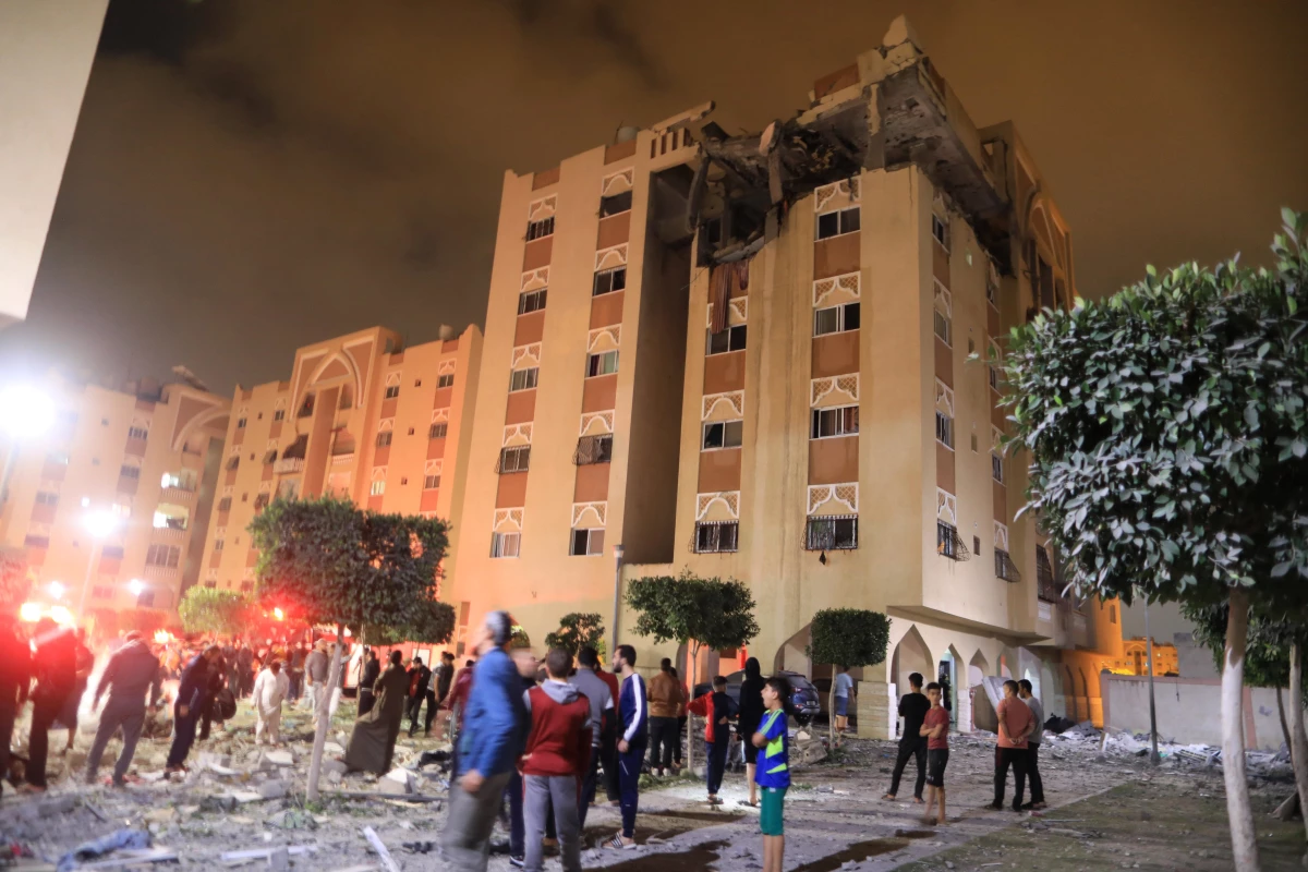 Gazze Şeridindeki Hava Saldırısı Sonrası Bir Bina Hasar Gördü