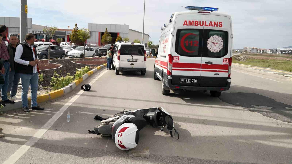 Aksaray\'da Elektrikli Motosiklete Hafif Ticari Araç Çarptı: 1 Yaralı