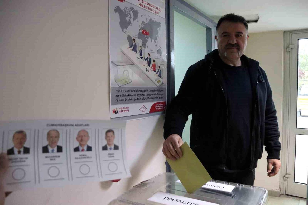 Gurbetçiler Havaalanında Oy Kullanıyor