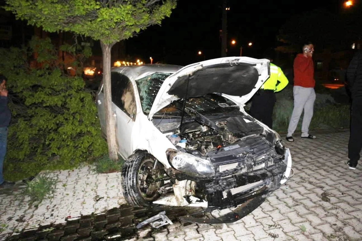 Konya\'da Kontrolden Çıkan Otomobil Yayaya ve Ağaca Çarptı: 3 Yaralı