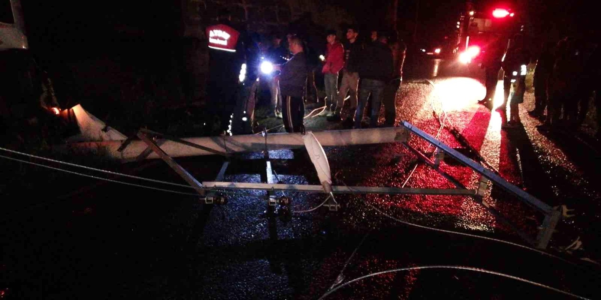 Aydın\'da Akaryakıt Tankeri Kaza Yaptı: Yol Adeta Savaş Alanına Döndü