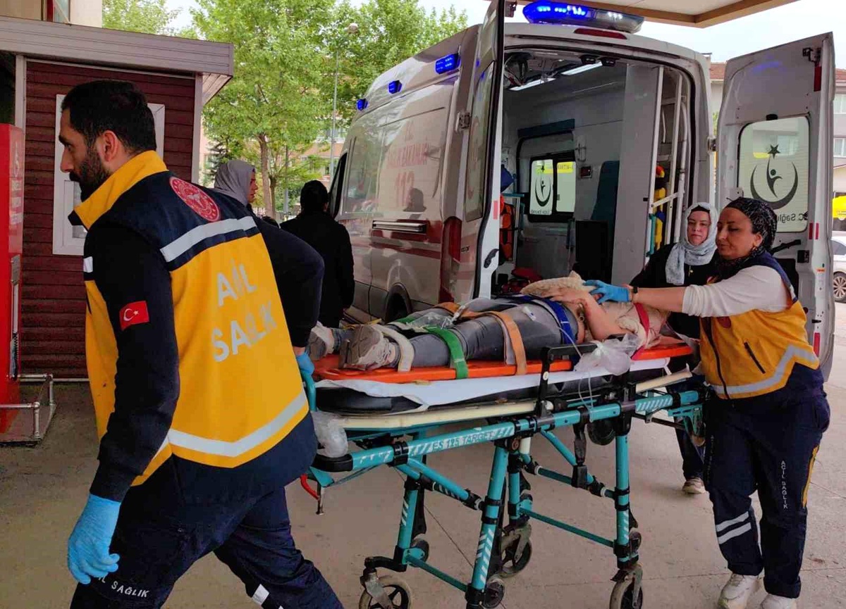 Bursa\'da Motosiklet ve Otomobil Çarpıştı: 3 Yaralı