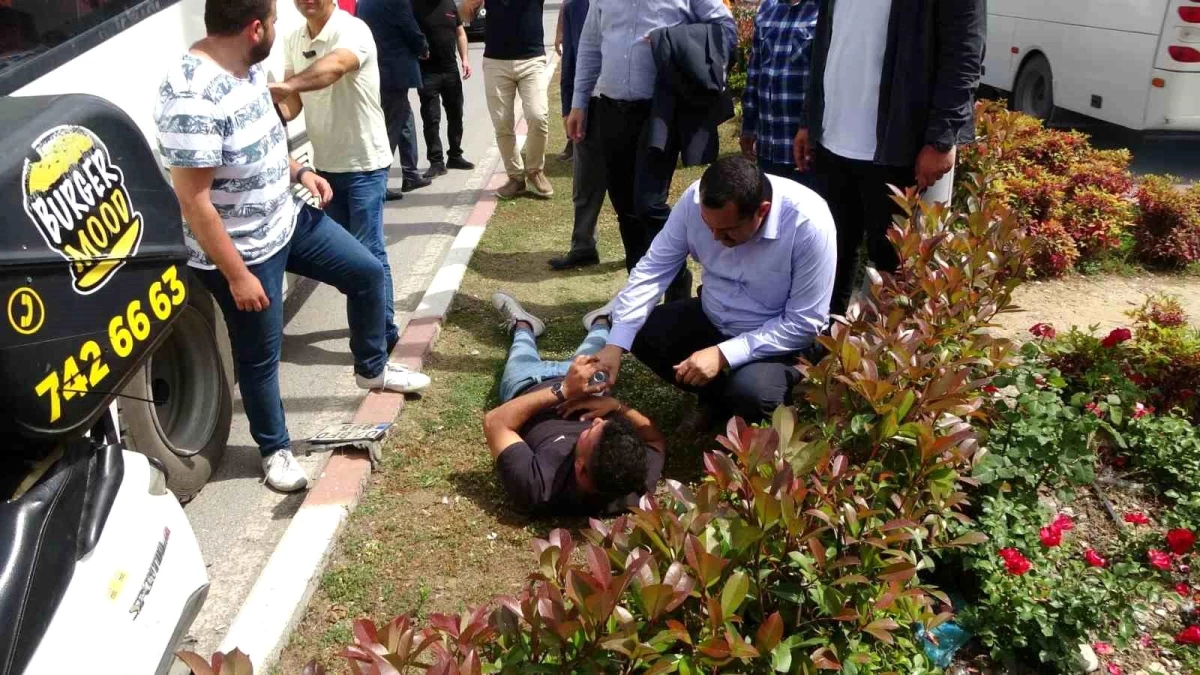 Antalya\'da kurye kaza geçirdi, AK Parti ekibi yardıma koştu