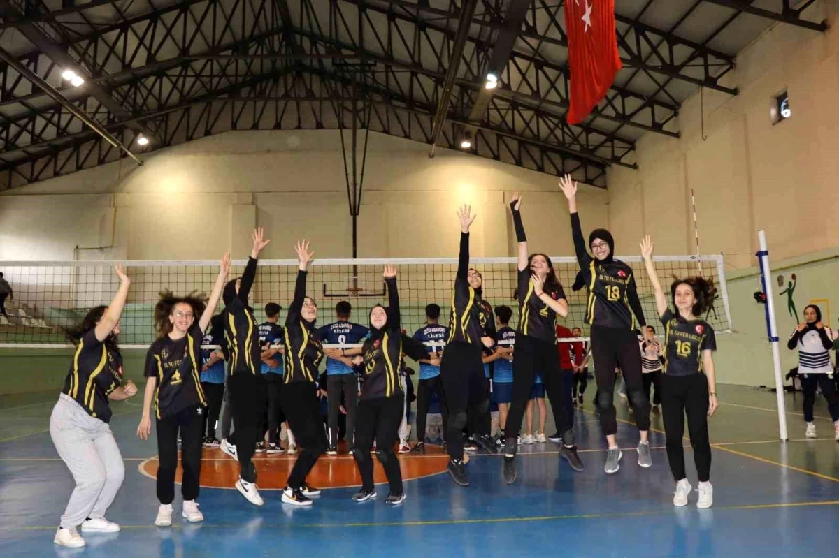 Erzurum Oltu ilçesinde düzenlenen Genç kızlar voleybol turnuvasını Fen Lisesi kazandı