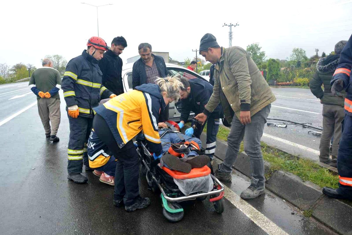 Ünye\'de trafik kazası: 2 kişi yaralandı